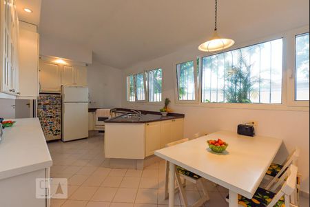 Casa para alugar com 304m², 4 quartos e 4 vagas Casa para alugar com 304m², 4 quartos e 4 vagasCozinha