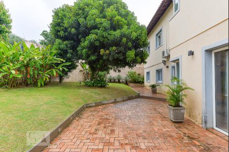 Casa para alugar com 304m², 4 quartos e 4 vagas Casa para alugar com 304m², 4 quartos e 4 vagasQuintal