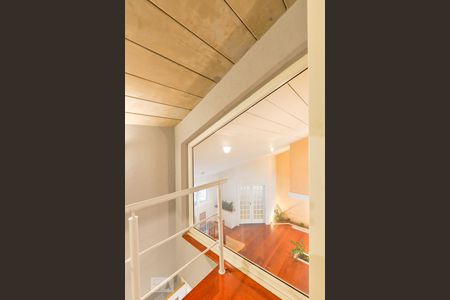 Casa para alugar com 304m², 4 quartos e 4 vagas Casa para alugar com 304m², 4 quartos e 4 vagasEscadas