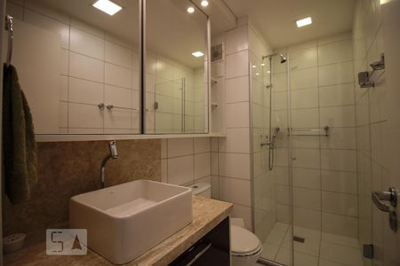 Banheiro  de apartamento à venda com 3 quartos, 72m² em Rubem Berta, Porto Alegre
