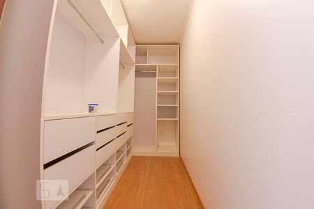 Closet do Quarto 1 de casa para alugar com 4 quartos, 388m² em Protásio Alves, Porto Alegre