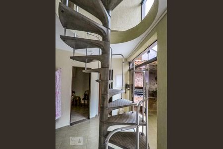 Casa à venda com 300m², 4 quartos e 8 vagasEscada para ambiente extra