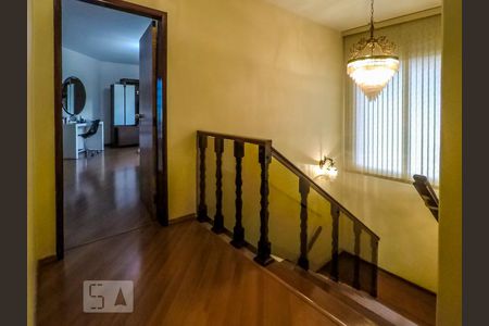 Casa à venda com 300m², 4 quartos e 8 vagasEscada para piso superior