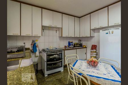 Casa à venda com 300m², 4 quartos e 8 vagasCozinha