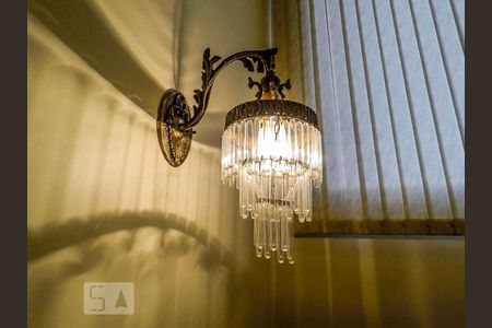 Casa à venda com 300m², 4 quartos e 8 vagasEscada para piso superior