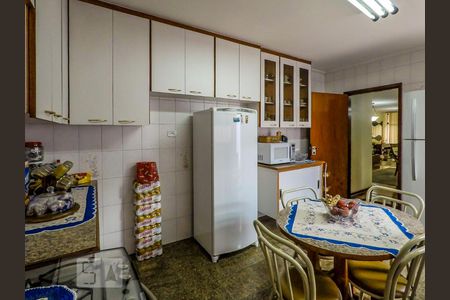 Casa à venda com 300m², 4 quartos e 8 vagasCozinha