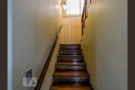 Casa à venda com 300m², 4 quartos e 8 vagasEscada para piso superior