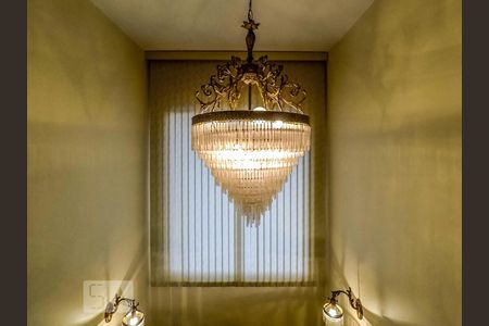 Casa à venda com 300m², 4 quartos e 8 vagasEscada para piso superior