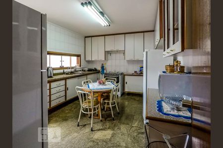 Casa à venda com 300m², 4 quartos e 8 vagasCozinha