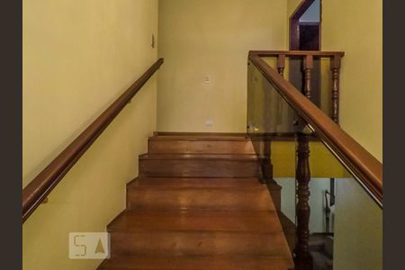 Casa à venda com 300m², 4 quartos e 8 vagasEscada para piso superior