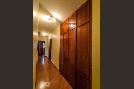 Casa à venda com 300m², 4 quartos e 8 vagasCorredor Quartos