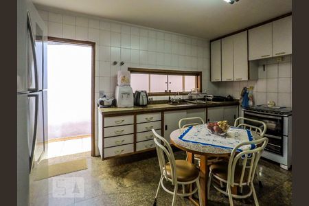 Casa à venda com 300m², 4 quartos e 8 vagasCozinha