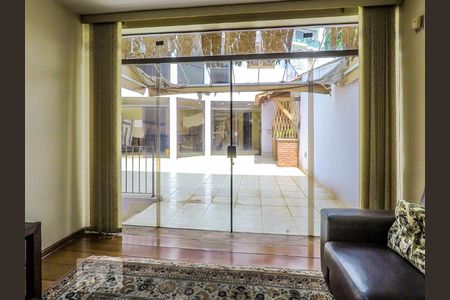 Casa à venda com 300m², 4 quartos e 8 vagasSaida para o quintal