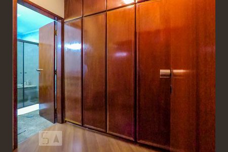 Casa à venda com 300m², 4 quartos e 8 vagasQuarto Suite 