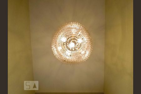 Casa à venda com 300m², 4 quartos e 8 vagasEscada para piso superior