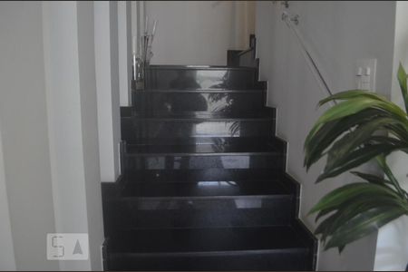 Escada de casa à venda com 4 quartos, 325m² em Jardim Londrina, São Paulo