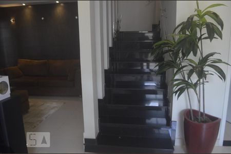 Escada de casa para alugar com 4 quartos, 325m² em Jardim Londrina, São Paulo