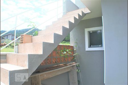 Casa para alugar com 85m², 2 quartos e 1 vaga Casa para alugar com 85m², 2 quartos e 1 vagaEscada de Acesso ao Terraço