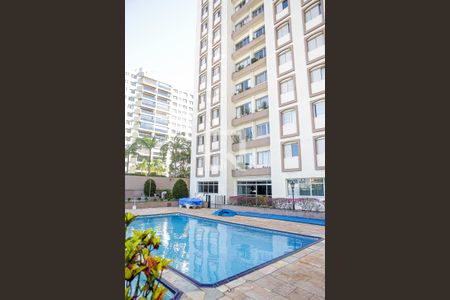 Apartamento à venda com 120m², 3 quartos e 2 vagas Apartamento à venda com 120m², 3 quartos e 2 vagasÁrea comum - Piscina