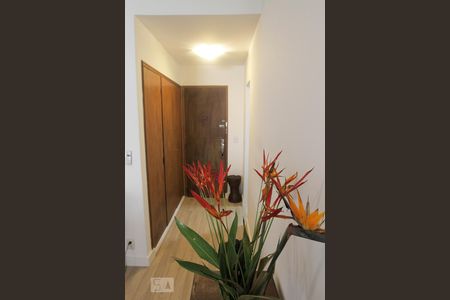 Corredor de entrada social de apartamento para alugar com 3 quartos, 105m² em Jardim Botânico, Rio de Janeiro