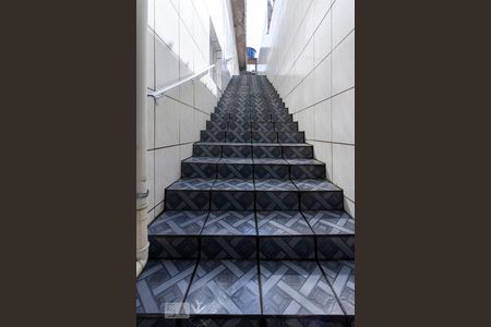 Casa à venda com 110m², 2 quartos e 2 vagas Casa à venda com 110m², 2 quartos e 2 vagasEscada