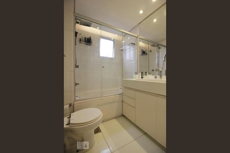 Apartamento à venda com 115m², 3 quartos e 3 vagasBanheiro da suíte 1