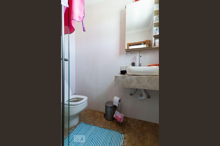 Casa à venda com 528m², 3 quartos e 8 vagasBanheiro Quarto 2 - Suite