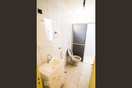 Banheiro de apartamento à venda com 1 quarto, 54m² em Santa Cecília, Porto Alegre