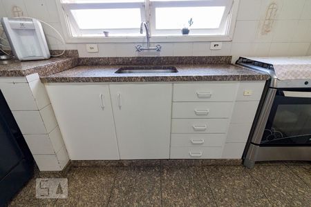 Casa à venda com 750m², 4 quartos e 8 vagasCozinha - pia e gabinete