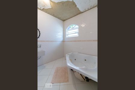 Casa à venda com 750m², 4 quartos e 8 vagasBanheiro quarto 4 suíte