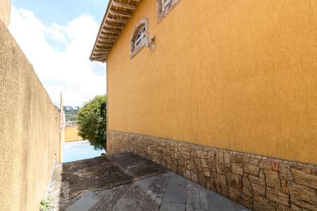 Casa à venda com 750m², 4 quartos e 8 vagasÁrea externa lateral