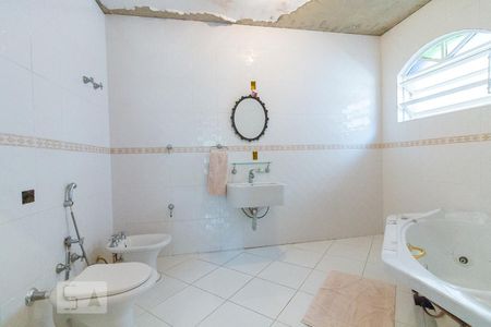 Casa à venda com 750m², 4 quartos e 8 vagasBanheiro quarto 4 suíte