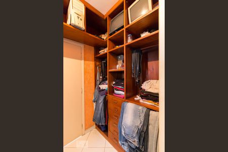 Casa à venda com 750m², 4 quartos e 8 vagasCloset quarto 4 suíte