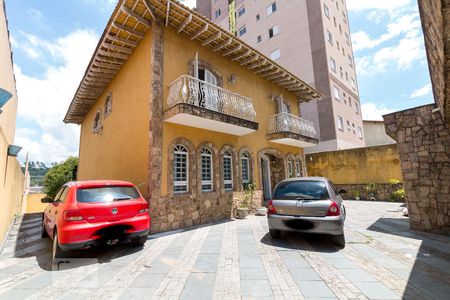 Casa à venda com 750m², 4 quartos e 8 vagasQuintal