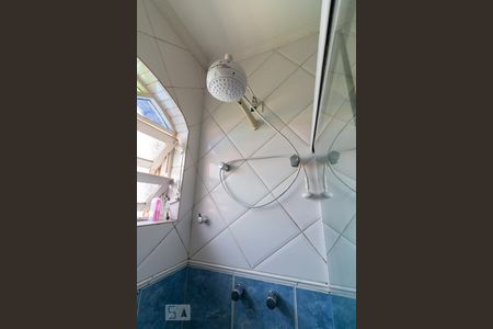 Casa à venda com 750m², 4 quartos e 8 vagasBanheiro social - chuveiro