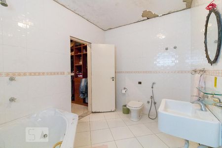Casa à venda com 750m², 4 quartos e 8 vagasBanheiro quarto 4 suíte