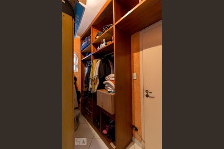 Casa à venda com 750m², 4 quartos e 8 vagasCloset quarto 4 suíte