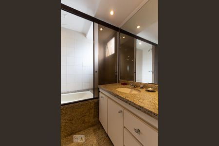 Banheiro da suíte 1 de apartamento à venda com 3 quartos, 158m² em Vila Suzana, São Paulo