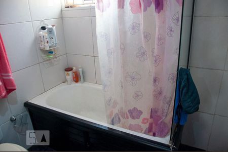 Banheiro de apartamento para alugar com 2 quartos, 57m² em Partenon, Porto Alegre