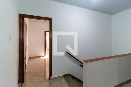 Casa à venda com 180m², 3 quartos e sem vaga Casa à venda com 180m², 3 quartos e sem vagaHall e escada