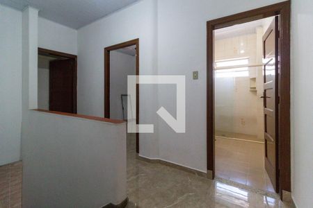 Casa à venda com 180m², 3 quartos e sem vaga Casa à venda com 180m², 3 quartos e sem vagaHall e escada