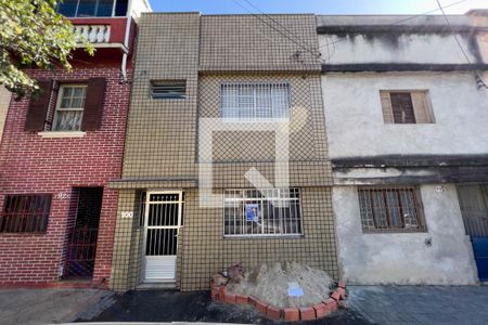 Casa à venda com 180m², 3 quartos e sem vaga Casa à venda com 180m², 3 quartos e sem vagaFachada
