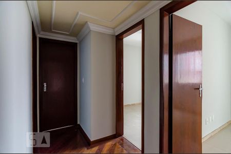 Corredor de apartamento para alugar com 3 quartos, 106m² em Ipiranga, Belo Horizonte