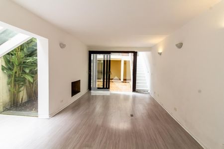 Casa de condomínio à venda com 218m², 4 quartos e 3 vagasSala