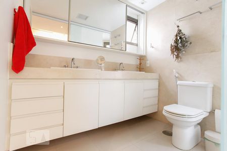 Apartamento para alugar com 190m², 4 quartos e 3 vagasBanheiro da da Suíte 1