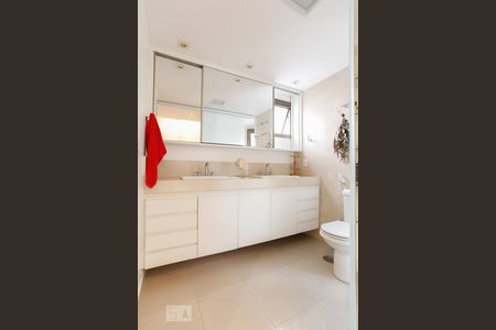 Apartamento para alugar com 190m², 4 quartos e 3 vagasBanheiro da da Suíte 1