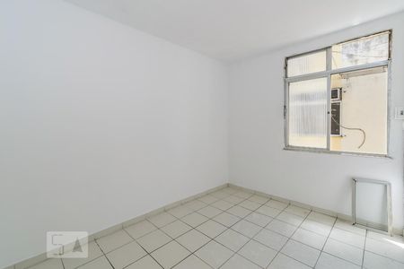 Quarto 2 de apartamento para alugar com 2 quartos, 50m² em Olaria, Rio de Janeiro