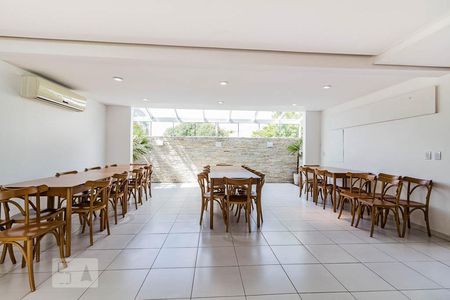 Casa de condomínio à venda com 240m², 3 quartos e 2 vagassalao de festas