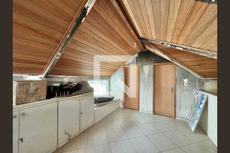 Casa de condomínio à venda com 296m², 4 quartos e 3 vagasSótão