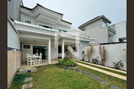 Casa de condomínio à venda com 296m², 4 quartos e 3 vagasÁrea externa